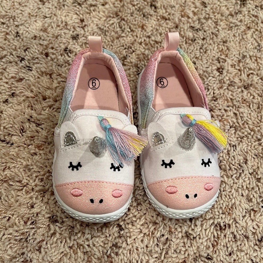 NWOT Toddler girl’s unicorn shoes size 6 🦄✨
